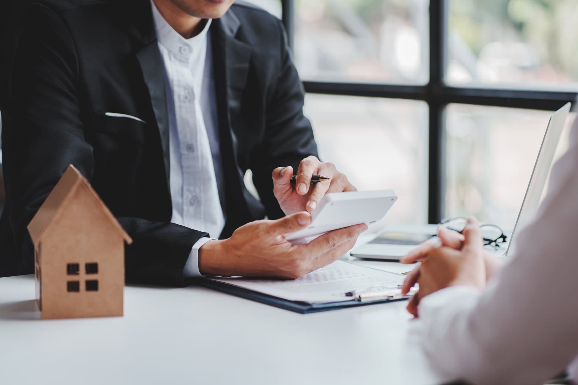 Why Large Consulting Firms Can Leave Landlords Uninformed real estate agent Delivering sample homes to customers, mortgage loan contracts. Make a contract for hire purchase and sale of a house. and home insurance contracts, home mortgage loan concepts